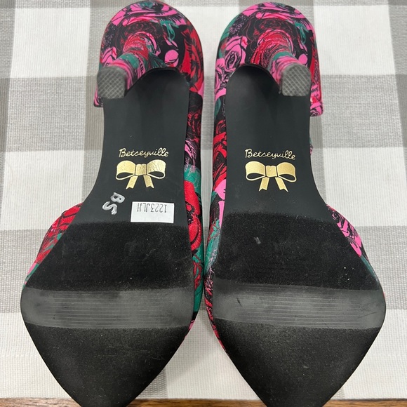 BETSEYVILLE NWOT Betsey Johnson Tahini Pump Heels - Picture 7 of 7
